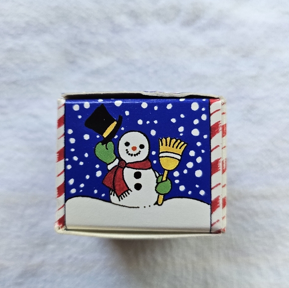 Vintage Avon Festive Accents Holiday Earrings, Santa's Stocking, Red, Gold, NIB - Picture 5 of 7